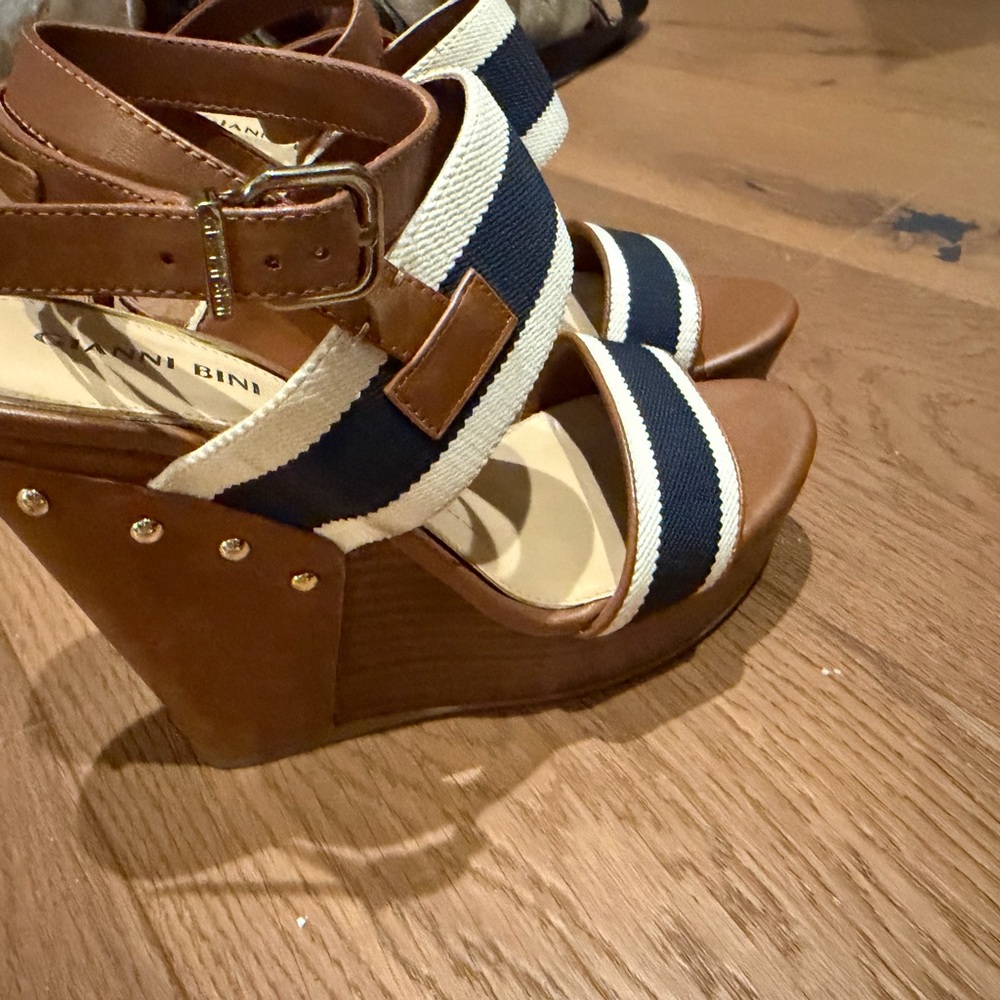 Gianni Bini Brown Wedge Sandals with Navy & White Straps